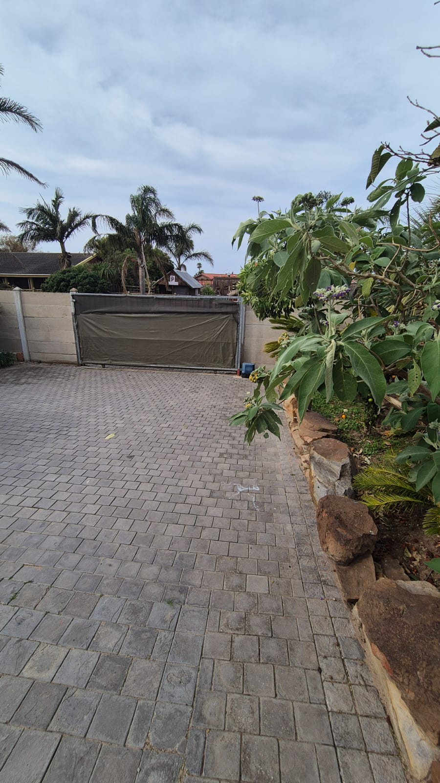 To Let 4 Bedroom Property for Rent in Wavecrest Eastern Cape